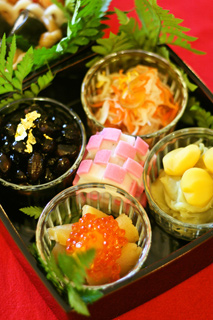 「ボストンお料理教室」「cooking class」「人気」「Sullivans Market」「Yoshiko Sullivan」｢重箱」「Kazunoko : salted herring roe」「Kuri kinton : mashed sweet potato and chestnut」「Kuromame : sweet black beans」「Kamaboko : steamed fish cake」「Kohaku namasu : Red & white salad」「Nishime」